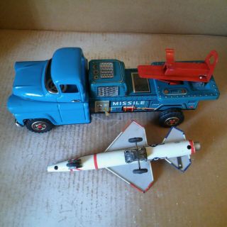 VINTAGE 50s NOMURA JAPAN TIN BAT/OP ROCKET MISSILE LAUNCHER CHEVY TRUCK 9