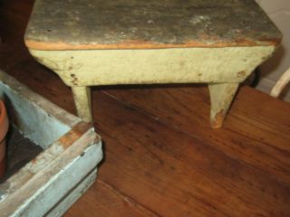 EARLY ANTIQUE SQUARE NAIL BENCH BEST FORM,  OLD DRY PAINT AAFA NR 4