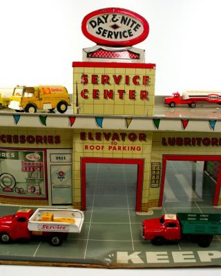 LARGE VINTAGE MARX METAL TIN LITHO SERVICE STATION WITH 12 TRUCKS NR 2