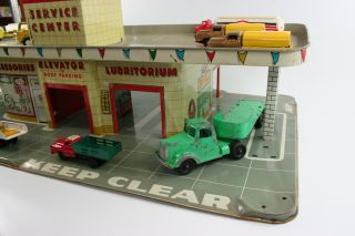 LARGE VINTAGE MARX METAL TIN LITHO SERVICE STATION WITH 12 TRUCKS NR 4