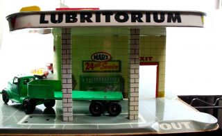 LARGE VINTAGE MARX METAL TIN LITHO SERVICE STATION WITH 12 TRUCKS NR 8