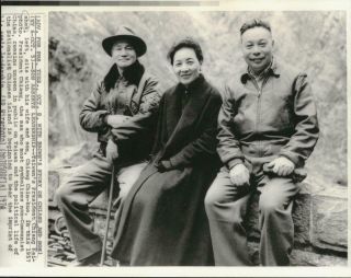 1957 Generalissimo Chiang Kai - Shek With His Wife & Son Press Photo