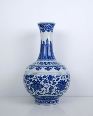 A Ming Style Blue and White Bottle Vase 3