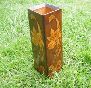 Antique Irish Arts and Crafts Pokerwork Wooden Vase with Daffodil Decoration 10