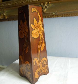 Antique Irish Arts and Crafts Pokerwork Wooden Vase with Daffodil Decoration 2