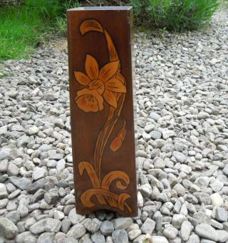Antique Irish Arts and Crafts Pokerwork Wooden Vase with Daffodil Decoration 3