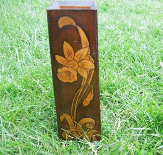 Antique Irish Arts and Crafts Pokerwork Wooden Vase with Daffodil Decoration 9
