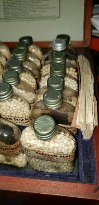 ANTIQUE PHARMACY 1936 MEDICINE HUMPHREY ' S CASE OF HOMEOPATHIC REMEDIES 10
