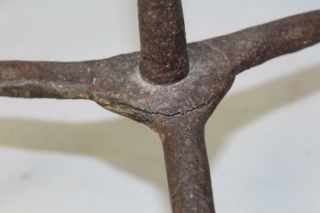 A RARE 18TH C FLOOR STANDING WROUGHT IRON ADJUSTABLE CANDLE HOLDER IN OLD COLOR 4