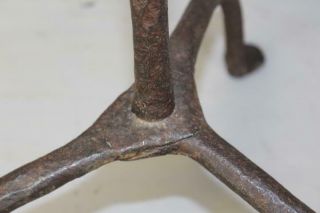 A RARE 18TH C FLOOR STANDING WROUGHT IRON ADJUSTABLE CANDLE HOLDER IN OLD COLOR 5