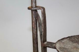 A RARE 18TH C FLOOR STANDING WROUGHT IRON ADJUSTABLE CANDLE HOLDER IN OLD COLOR 9