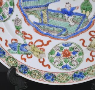 A VERY FINE QUALITY CHINESE KANGXI FAMILLE VERTE PORCELAIN PLATE WITH YOUNG BOY 5