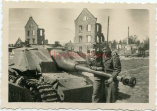 Wwii Photo - Captured German Sturmgeschutz Stug Iv Assault Gun Tank & Us Gis