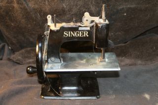 ANTIQUE VINTAGE SINGER SEWHANDY 20? TOY SEWING MACHINE SMALL CHILD NR 4