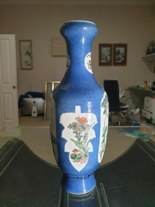 A GOOD CHINESE 19TH C KANGXI STYLE POWDER BLUE FIGURES GARLIC NECK VASE 6