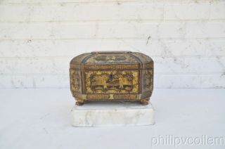 Exceptionnal Lacquer Chinoiserie Octagonal Tea Caddy.