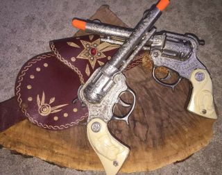 Vintage 1950s Wyandotte Red Ranger Cowboy Cap Fun Pistol Holster