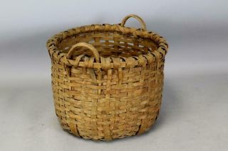 RARE EARLY 19TH C SHAKER STYLE 2 HANDLE LAUNDRY BASKET SURFACE 4