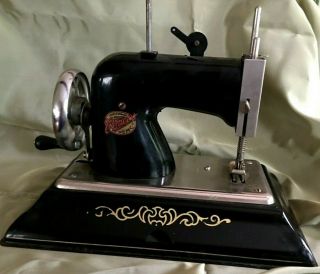 COMET Toy Sewing Machine / EMG / made in England / Hand Crank 3