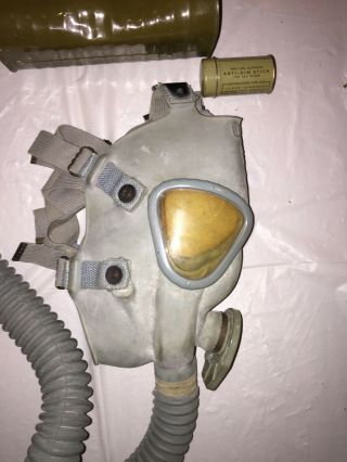 VINTAGE RARE WW2 GAS MASK WITH ORIG CARRY CASE AND ANTI DIM STICK - 4