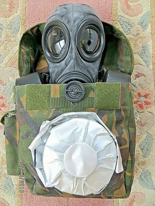 2004 British Army Fm12 Gas Mask Size 2,  3 Filters,  Closure Plug & Haversack