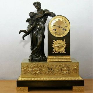 Antique French Patinated Bronze Ormolu Mantel Clock „woman With Cupido“ 1830