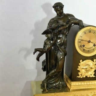 Antique French patinated bronze ormolu mantel clock „Woman with cupido“ 1830 2
