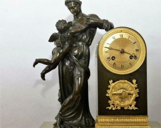 Antique French patinated bronze ormolu mantel clock „Woman with cupido“ 1830 3