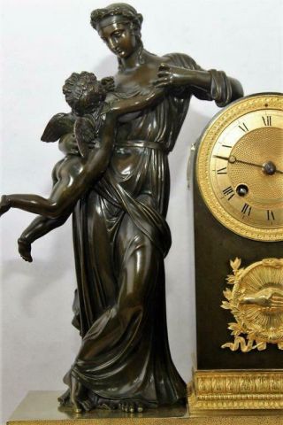 Antique French patinated bronze ormolu mantel clock „Woman with cupido“ 1830 4