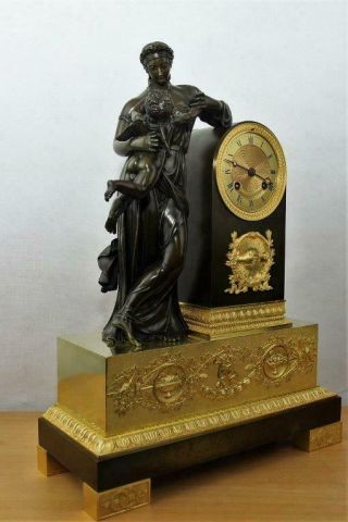 Antique French patinated bronze ormolu mantel clock „Woman with cupido“ 1830 5