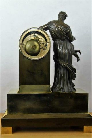 Antique French patinated bronze ormolu mantel clock „Woman with cupido“ 1830 6
