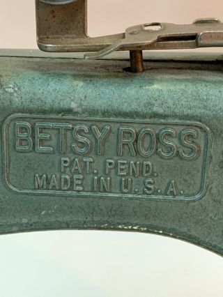 1950 ' s Vintage BETSY ROSS Miniature Child HAND CRANK Sewing Machine 2