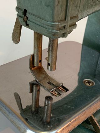 1950 ' s Vintage BETSY ROSS Miniature Child HAND CRANK Sewing Machine 6