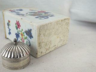 18TH C CHINESE PORCELAIN BLUE & WHITE FAMILLE ROSE TEA CANISTER AND SILVER TOP 7