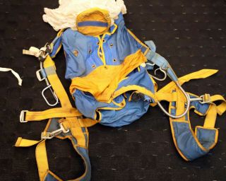 Racer SST skydiving parachute container,  medium harness 2