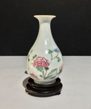A Small 17th 18th Century Antique Chinese Wucai Kangxi Bottle Vase