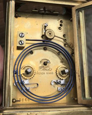 A GOOD ANTIQUE BRASS CASED FRENCH REPEATER CARRIAGE CLOCK,  CIRCA 1900s. 5