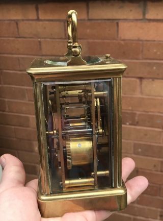 A GOOD ANTIQUE BRASS CASED FRENCH REPEATER CARRIAGE CLOCK,  CIRCA 1900s. 6