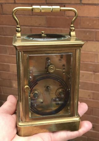 A GOOD ANTIQUE BRASS CASED FRENCH REPEATER CARRIAGE CLOCK,  CIRCA 1900s. 7