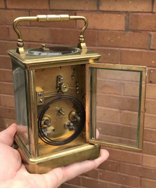 A GOOD ANTIQUE BRASS CASED FRENCH REPEATER CARRIAGE CLOCK,  CIRCA 1900s. 9
