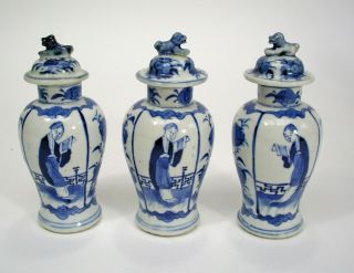 CHINESE BLUE & WHITE EXPORT PORCELAIN CUPBOARD GARNITURE VASES LONG ELIZA c1800 5
