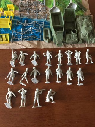 Vintage 1977 Marx Battle of Navarone playset,  men,  vehicles 6