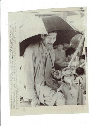 Vietnam War Press Photo - Elderly Man And Young Boy - Da Nang