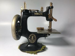 Vintage Singer Child ' s Sewing Machine 5