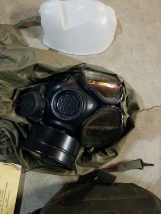 US MILITARY M - 40 Gas Mask w/ Carrier and Accessories,  Size M/L 2