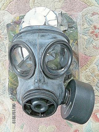 2009 British Army S10 Gas Mask (size 2),  2 Filters (1 Vac.  Wrapped) & Haversack