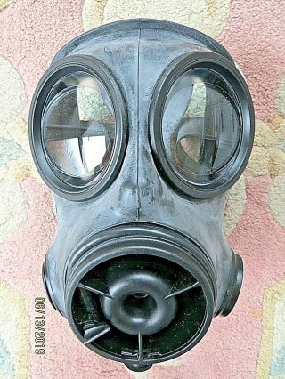 2009 BRITISH ARMY S10 GAS MASK (SIZE 2),  2 FILTERS (1 VAC.  WRAPPED) & HAVERSACK 2
