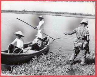 1965 Usmc Marines Check Small Boats South Of Da Nang Vietnam 8x10 News Photo