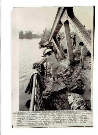 Vietnam War Press Photo - Women Wash Clothes Near Bridge - Hue