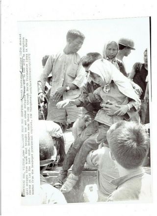 Vietnam War Press Photo - So.  Viet Soldier Helps Refugee Girl From An Loc - Lai Khe